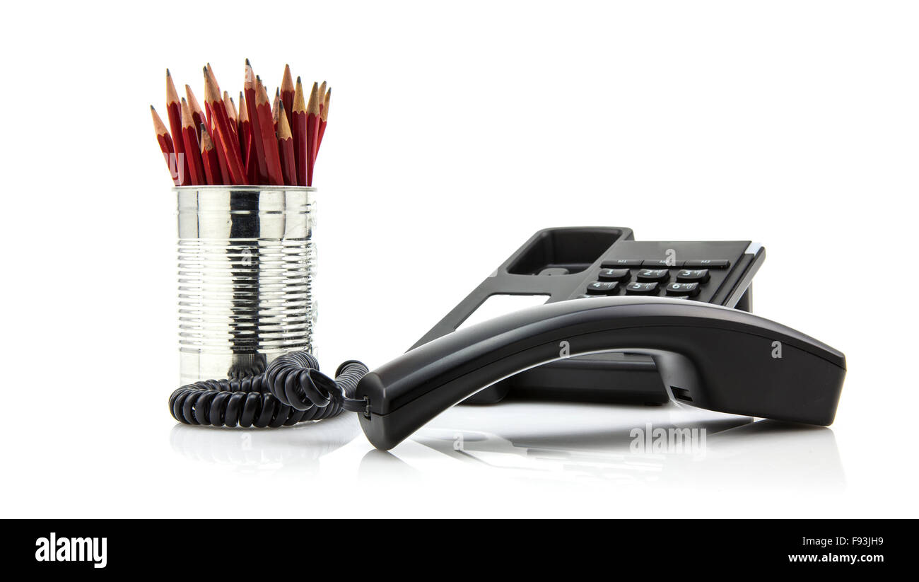 Téléphone bureau noir isolé sur un fond blanc avec de l'étain sur les crayons rouge Banque D'Images