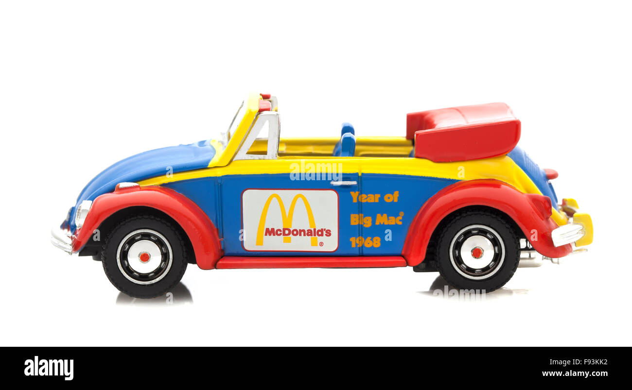 Corgi VW Coccinelle dans Logo MCDONALD'S Big Mac de l'année 1968 Modèle moulé sur un fond blanc. Banque D'Images