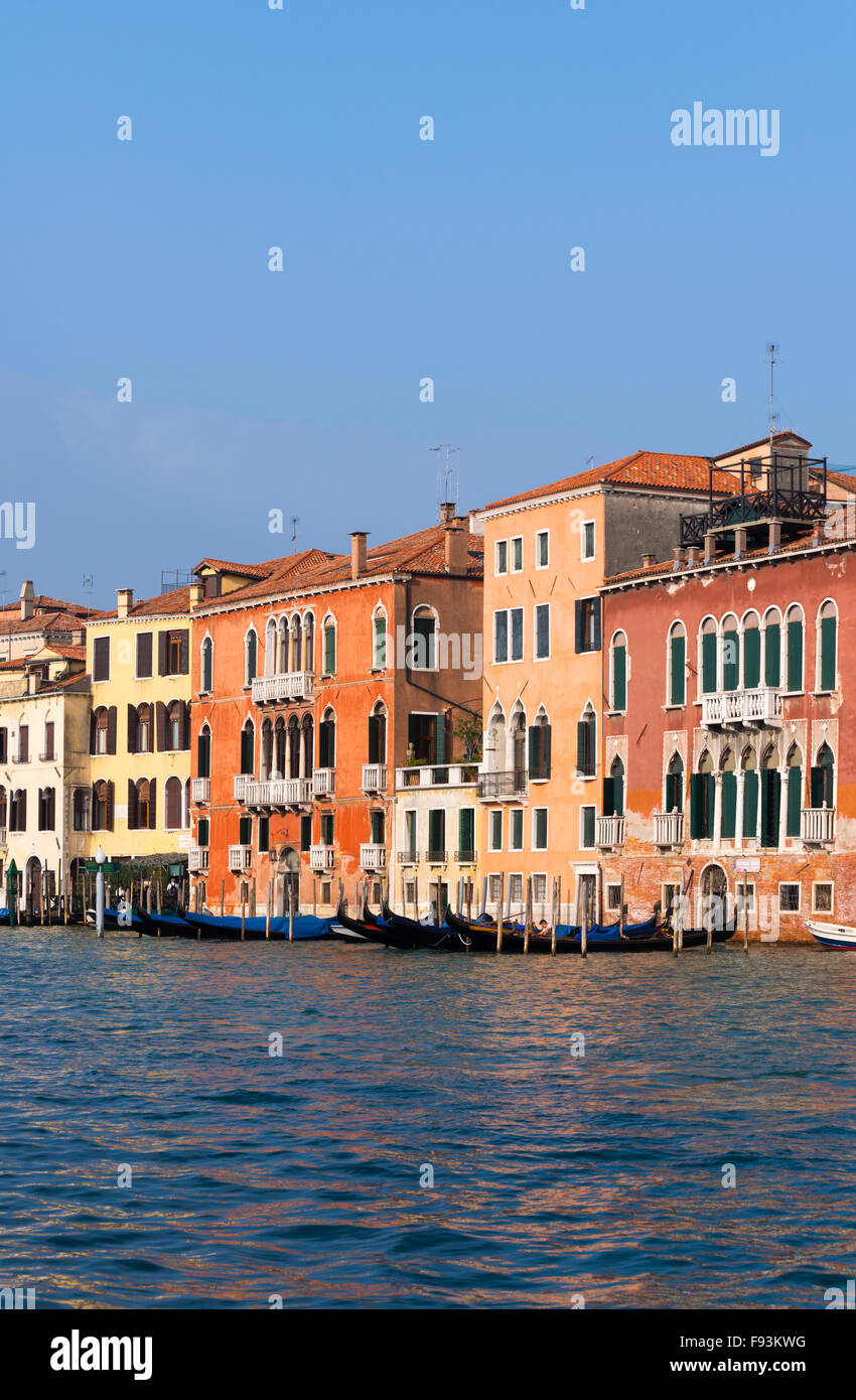 Les bâtiments aux couleurs vives sur le Grand Canal, Venise, Italie. Banque D'Images