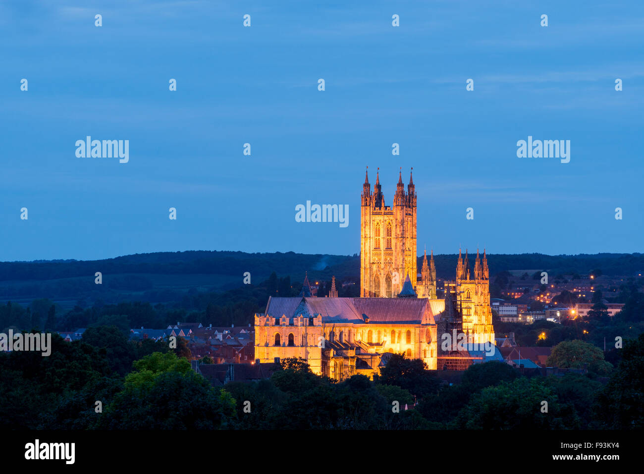 Une vue de la Cathédrale de Canterbury de Chaucer Road, éclairé au crépuscule. Banque D'Images