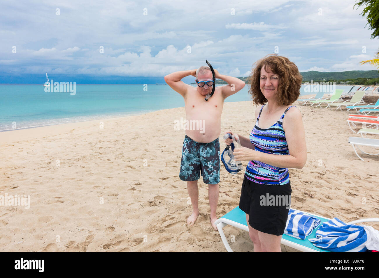 Un couple âgé de 50 ans se préparent à faire de la plongée avec tuba dans la mer des Caraïbes à Sainte Croix, Îles Vierges des États-Unis. Banque D'Images