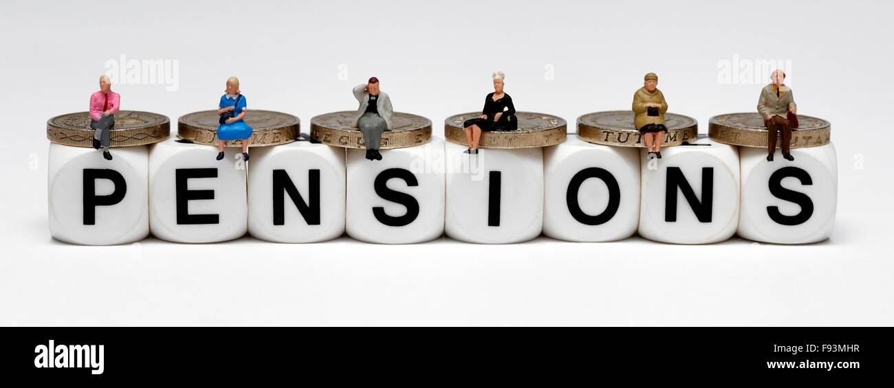 Des gens assis sur une miniature pièces livre au-dessus du mot retraite. Banque D'Images