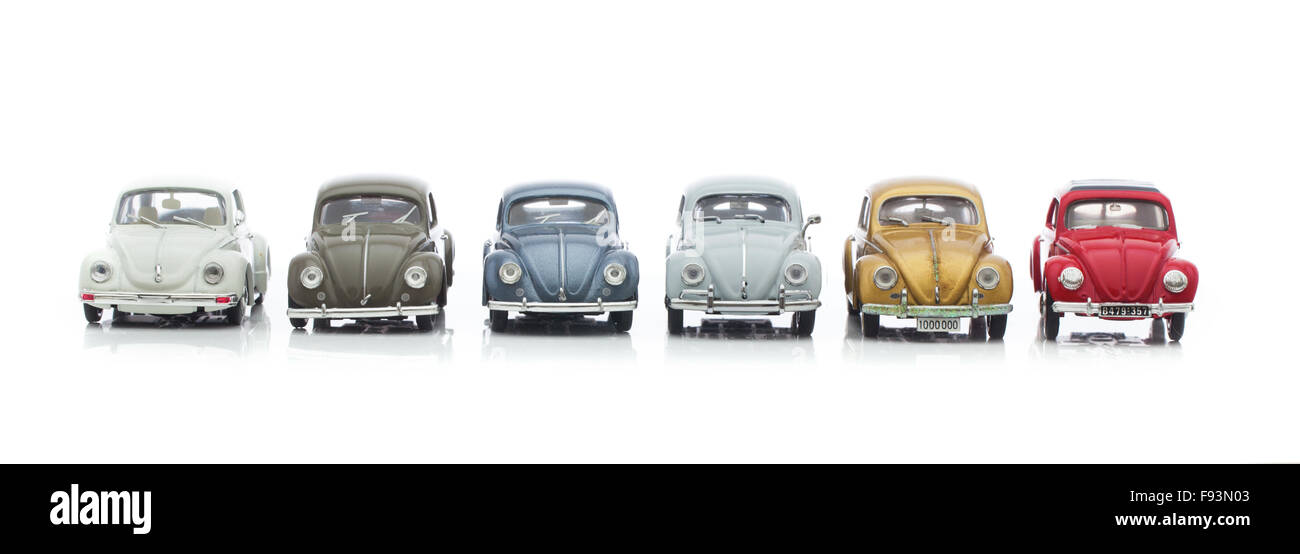 Collection de vieux VW Bettle voitures faites par Corgi sur fond blanc Banque D'Images