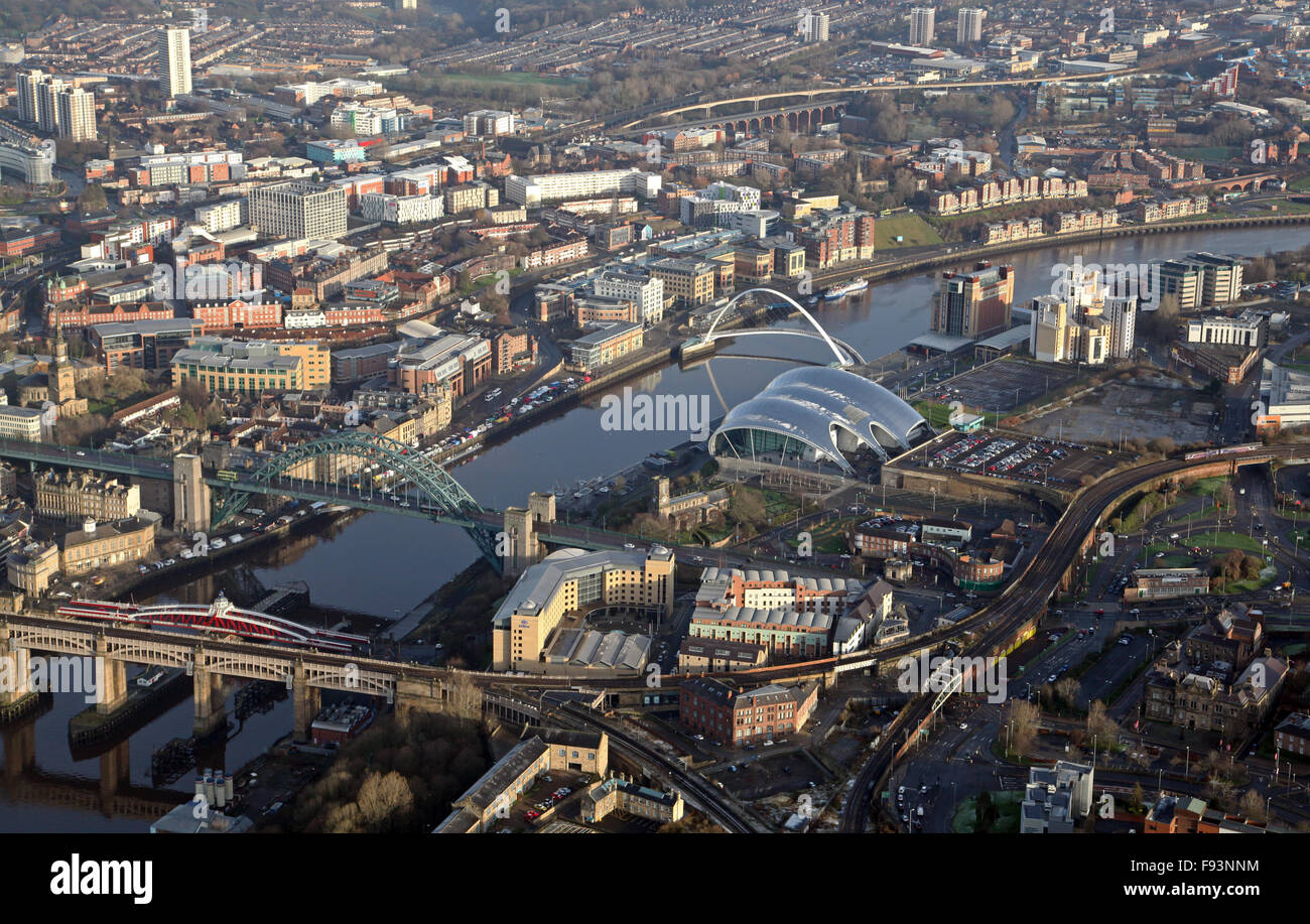 Vue aérienne des cinq ponts sur la rivière Tyne Tyne et le Sage à Newcastle, UK Banque D'Images