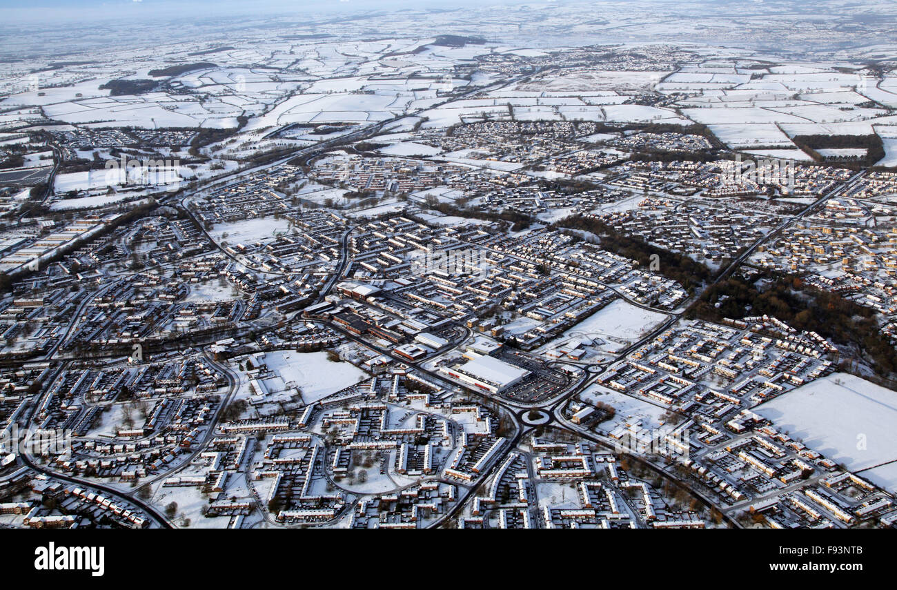Vue aérienne d'une scène Anglaise enneigée, ville et campagne, UK Banque D'Images