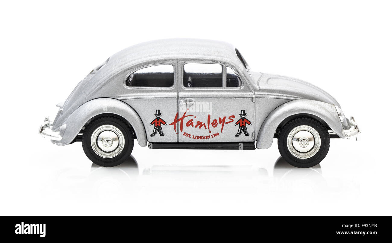 VW Coccinelle en argent avec logo Hamleys, modèle moulé sur un fond blanc. Banque D'Images