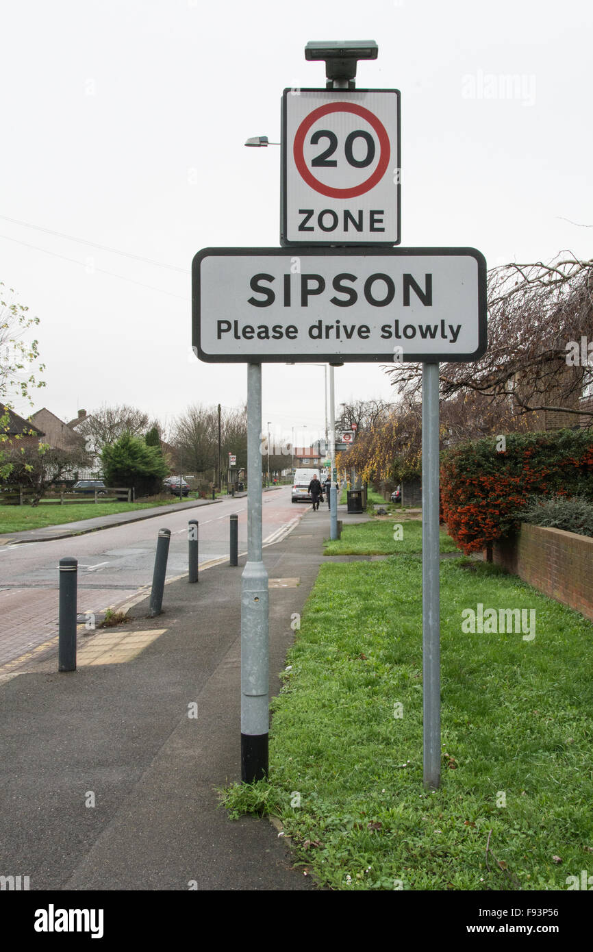 Veuillez conduire lentement à Sipson, un ancien village menacé de destruction en raison de l'expansion de l'aéroport de Heathrow Banque D'Images