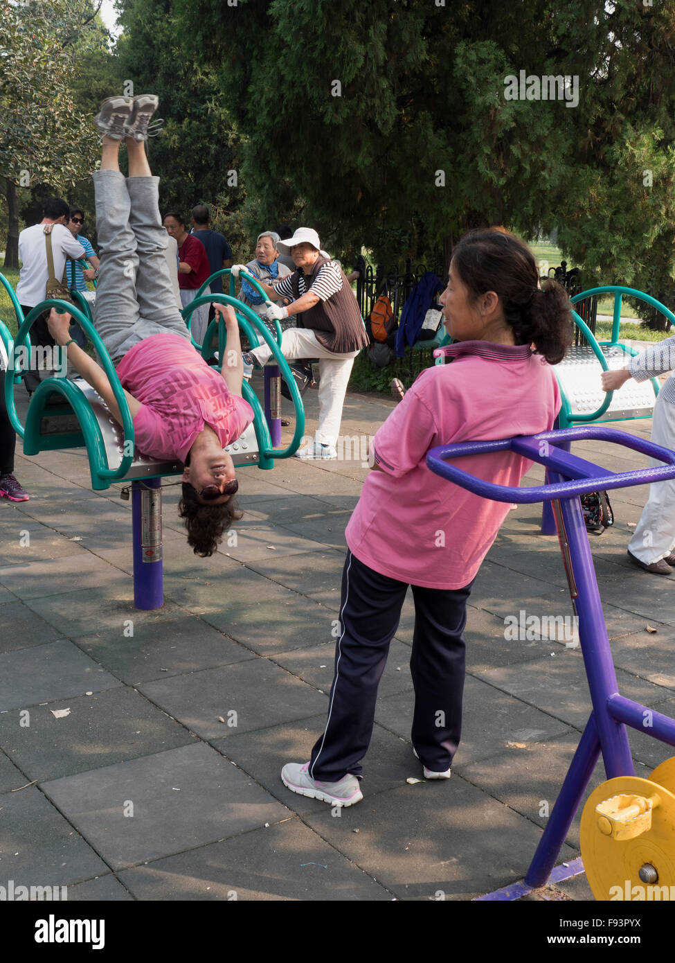 Des exercices dans le parc du temple du Ciel, Beijing, China, Asia Banque D'Images