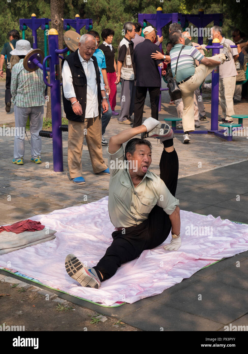 Des exercices dans le parc du temple du Ciel, Beijing, China, Asia Banque D'Images