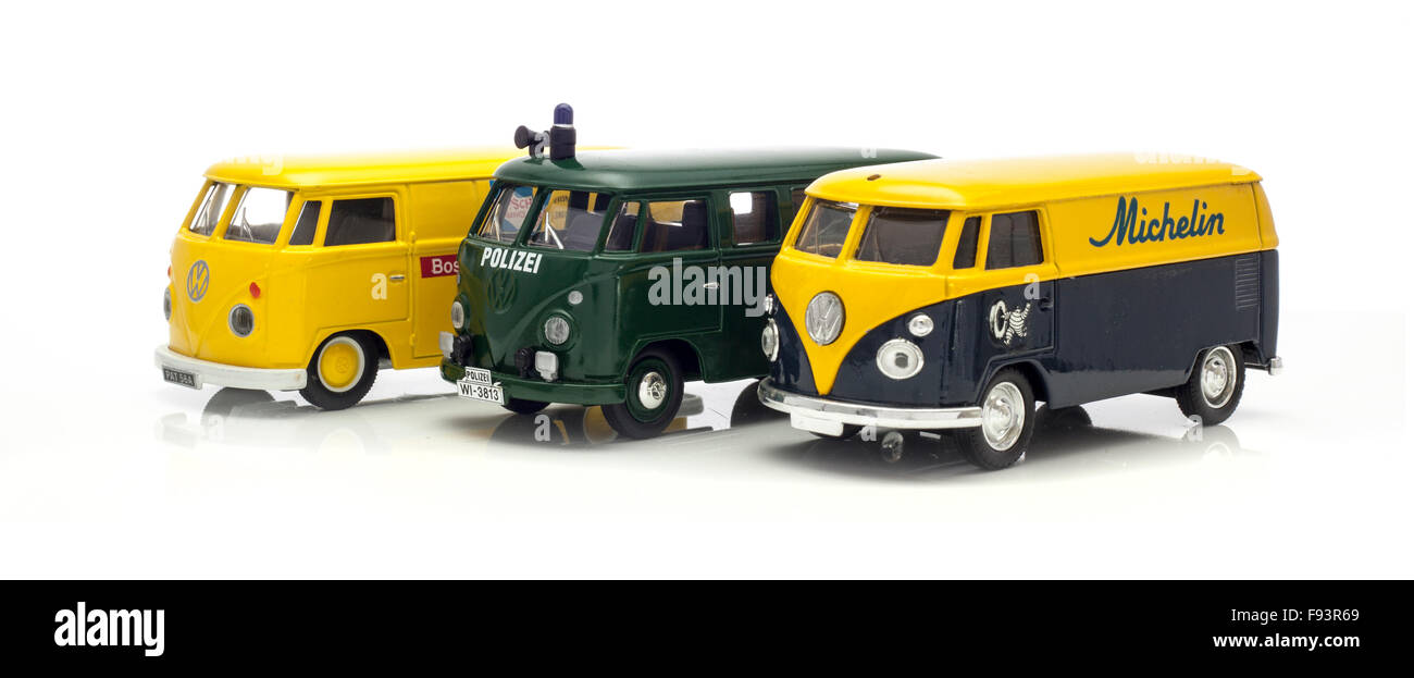 Trois vieilles VW Cars faites par Corgi sur fond blanc Banque D'Images