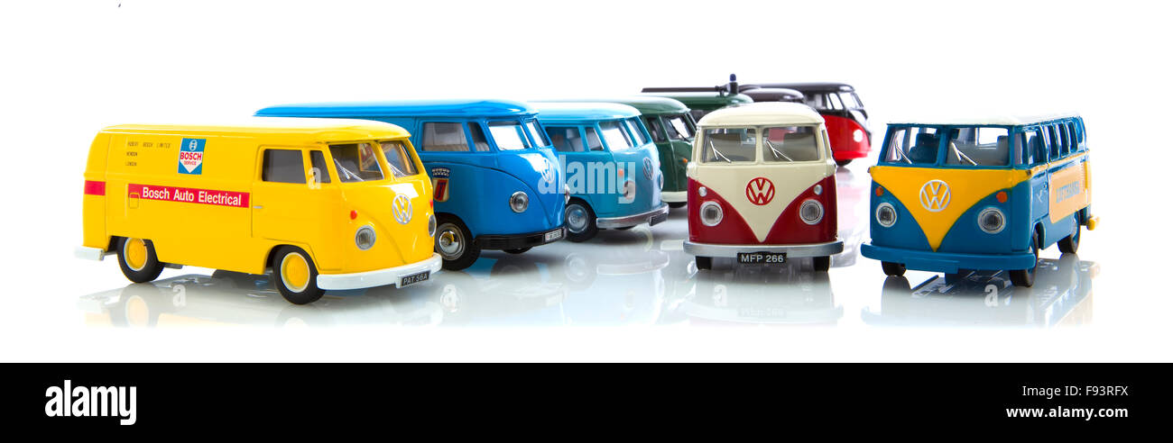 Collection de vieux VW cars et les campeurs faites par Corgi sur fond blanc Banque D'Images