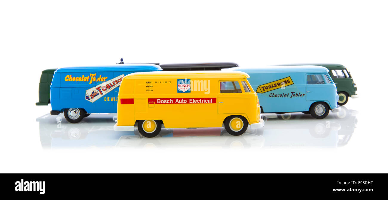 Collection de vieux VW cars et les campeurs faites par Corgi sur fond blanc Banque D'Images