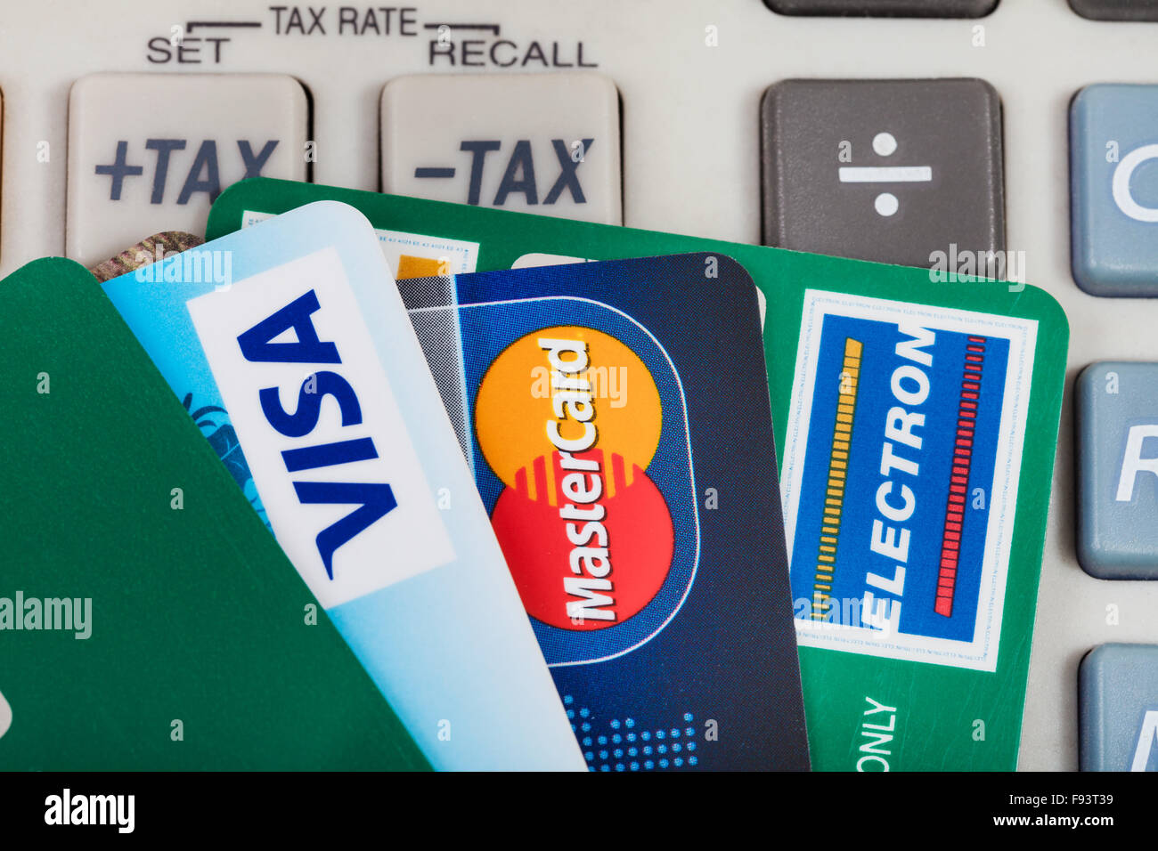 Moscou, Russie - 8 décembre 2105 : Vue de dessus le plastique VISA et  MasterCard, VISA Electron, cartes de crédit et de débit sur les calculat  Photo Stock - Alamy