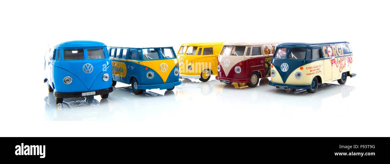 Collection de vieux VW cars et les campeurs faites par Corgi sur fond blanc Banque D'Images