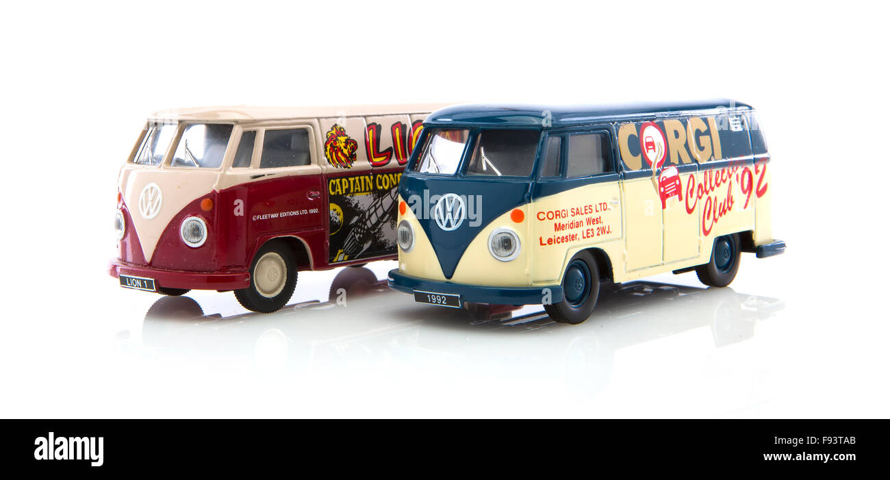 Deux vieux VW Cars faites par Corgi sur fond blanc Banque D'Images