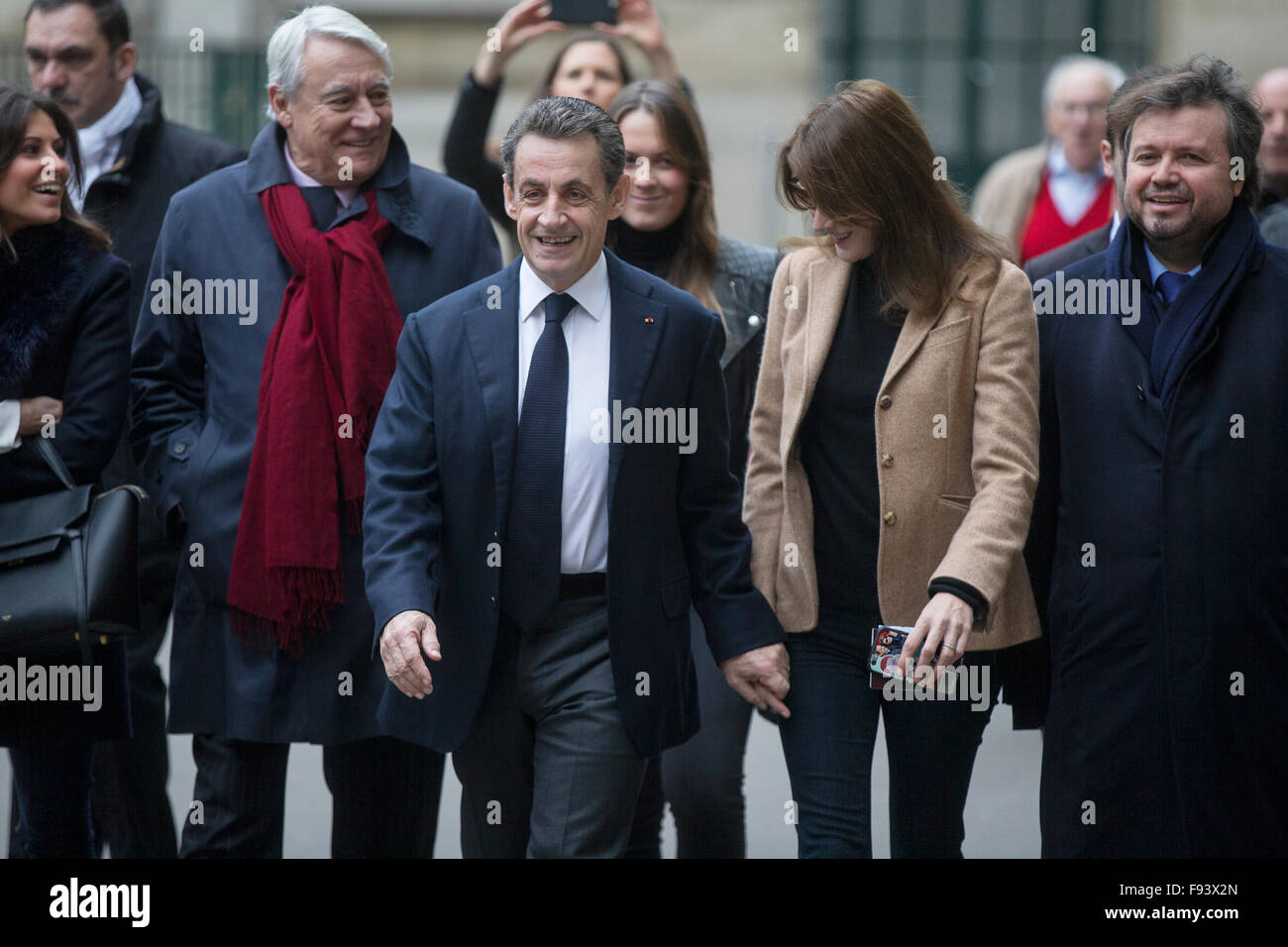 Paris, France. 13 Décembre, 2015. Leader du parti de droite les républicains et l'ancien président français Nicolas Sarkozy Nicolas Sarkozy (L'avant), et son épouse Carla Bruni-Sarkozy (R) avant d'arriver, à voter pour le second tour des élections régionales françaises à Paris, France, 13 décembre 2015. D'extrême droite français Front National, qui a fait état d'une victoire historique lors de premier tour des élections régionales la semaine dernière, a échoué le dimanche lors de la ronde finale de l'écoulement. © Jean Bodard/Xinhua/Alamy Live News Banque D'Images