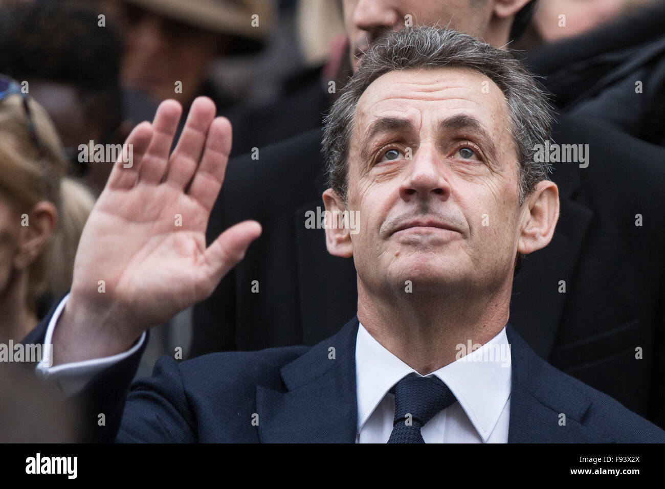 Paris, France. 13 Décembre, 2015. Leader du parti de droite les républicains et l'ancien président français Nicolas Sarkozy Nicolas Sarkozy est de voter pour le second tour des élections régionales françaises à Paris, France, 13 décembre 2015. D'extrême droite français Front National, qui a fait état d'une victoire historique lors de premier tour des élections régionales la semaine dernière, a échoué le dimanche lors de la ronde finale de l'écoulement. © Jean Bodard/Xinhua/Alamy Live News Banque D'Images