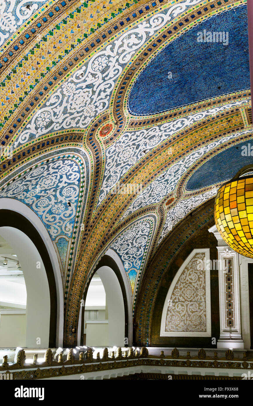 Le Tiffany & Co favrile glass mosaic plafond au-dessus d'un atrium de 5 étages à Chicago's Macy's store - précédemment Marshall Field & Co Banque D'Images