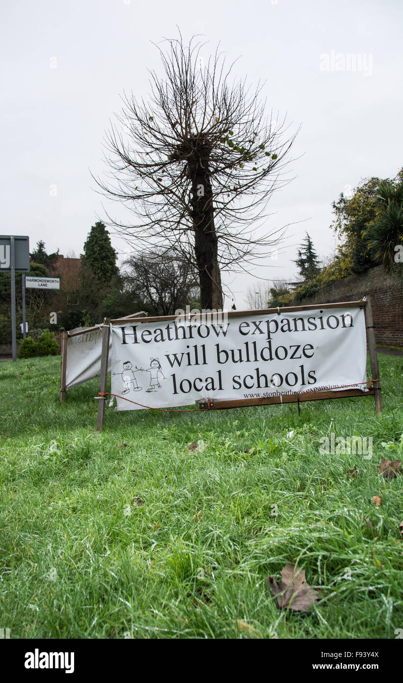 L'expansion de l'aéroport d'Heathrow va bouledoser le panneau de protestation des écoles locales à Harmondsworth, un ancien village menacé de destruction en raison de l'expansion de l'aéroport Banque D'Images
