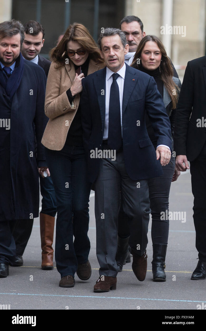 Paris, France. 13 Décembre, 2015. Leader du parti de droite les républicains et l'ancien président français Nicolas Sarkozy Nicolas Sarkozy (R, à l'avant) et sa femme Carla Bruni-Sarkozy (L,) avant d'arriver à voter au deuxième tour des élections régionales françaises à Paris, France, 13 décembre 2015. D'extrême droite français Front National, qui a fait état d'une victoire historique lors de premier tour des élections régionales la semaine dernière, a échoué le dimanche lors de la ronde finale de l'écoulement. © Jean Bodard/Xinhua/Alamy Live News Banque D'Images