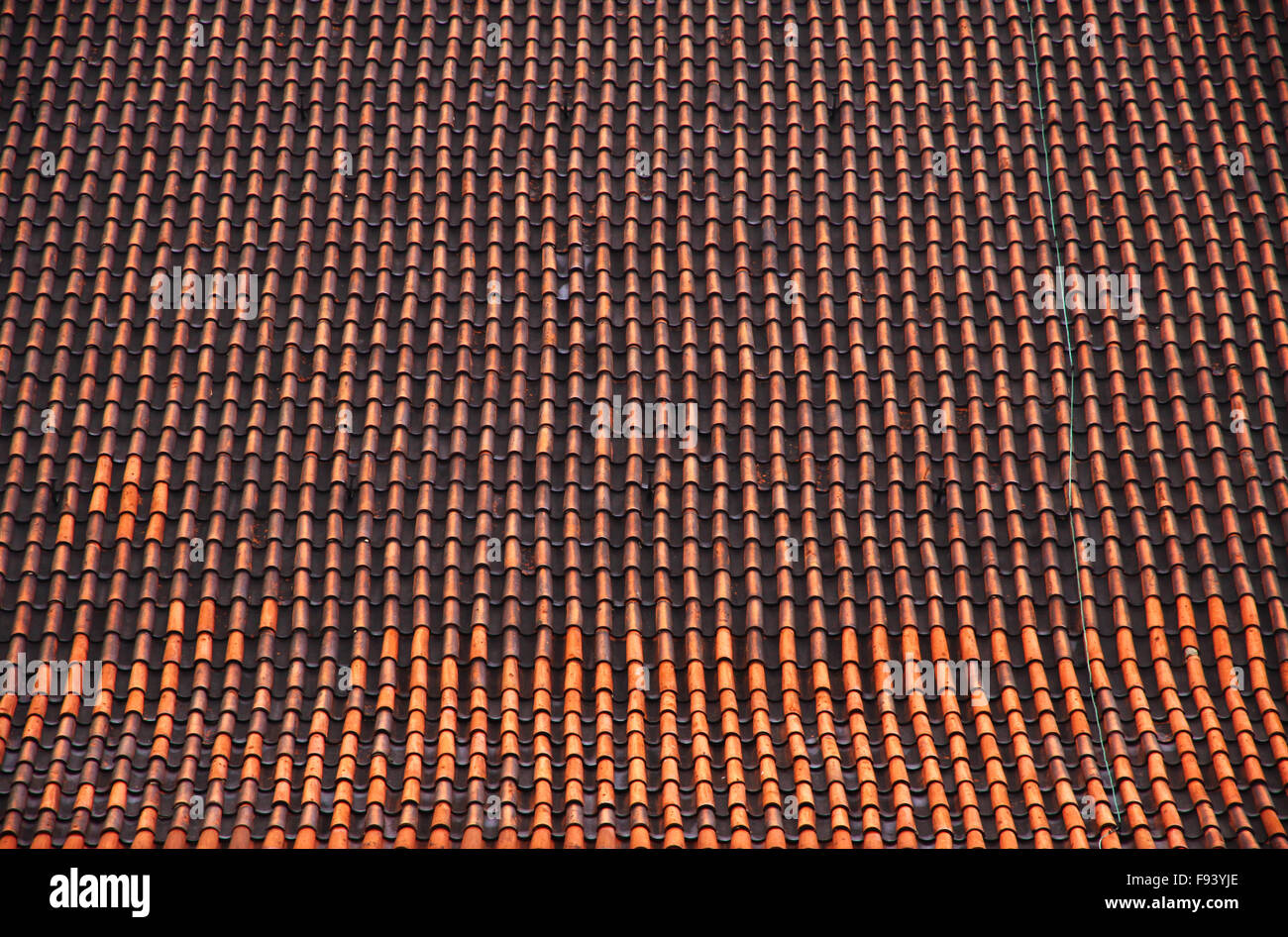 Un toit de tuiles brunes avec une répétition de motifs Banque D'Images