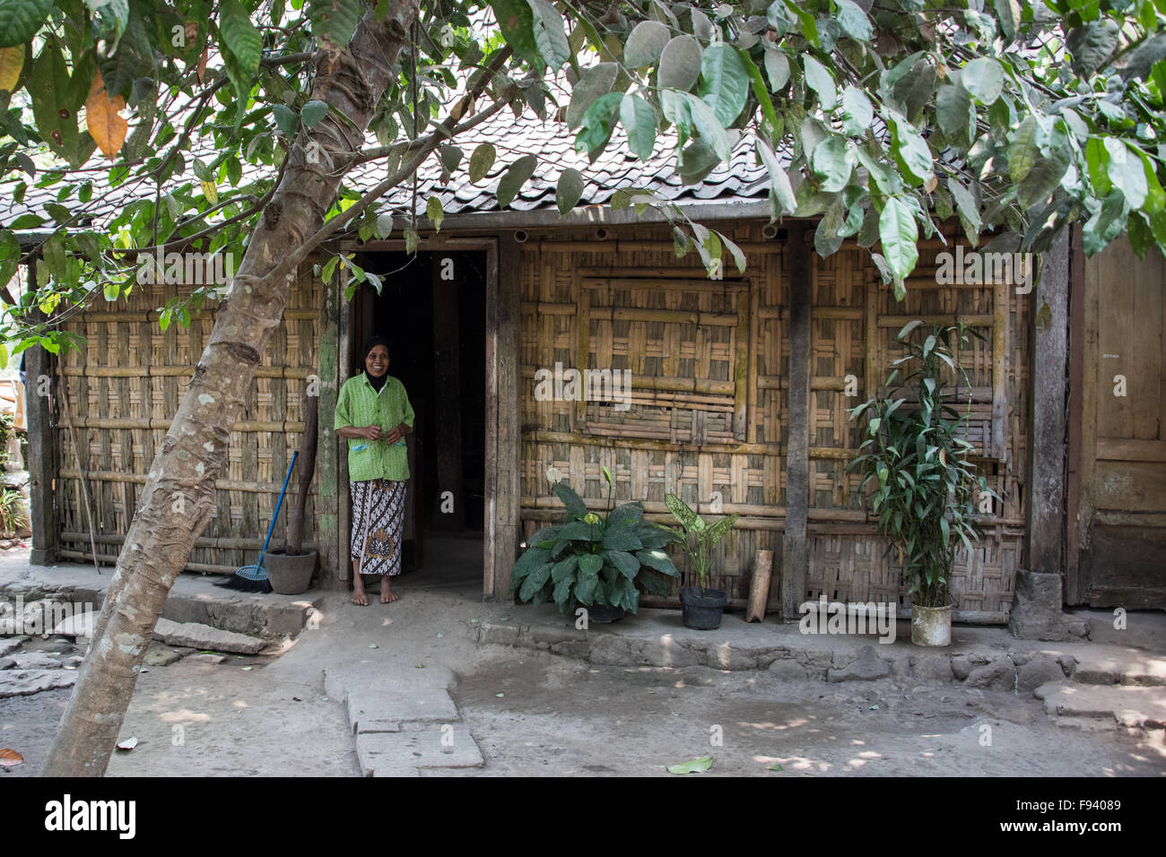 Femme en porte de maison près de traditionnel indonésien Borobudur, Java, Indonésie Banque D'Images