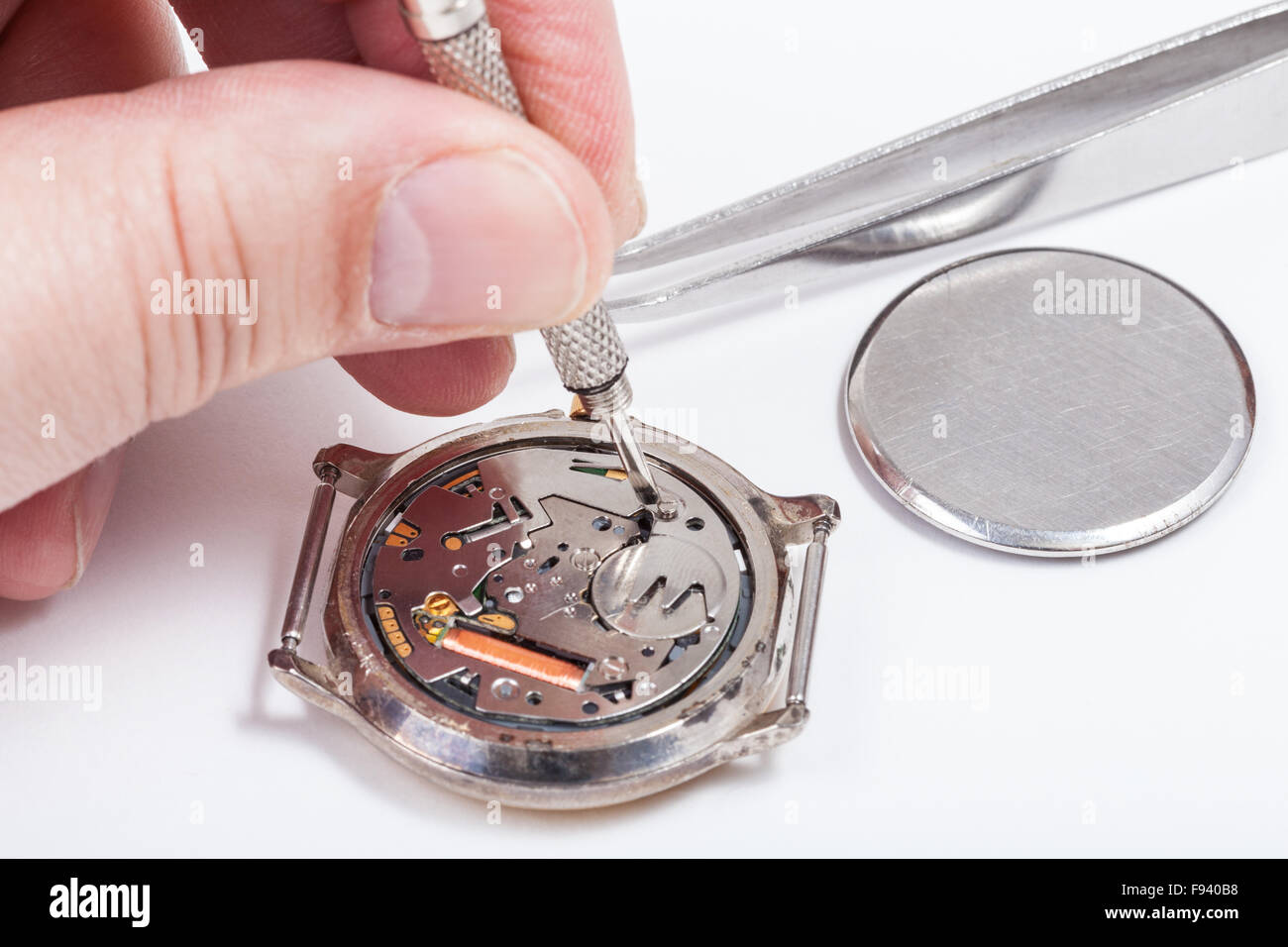 Réparation de montre - batterie remplace horloger montre-bracelet quartz en close up Banque D'Images
