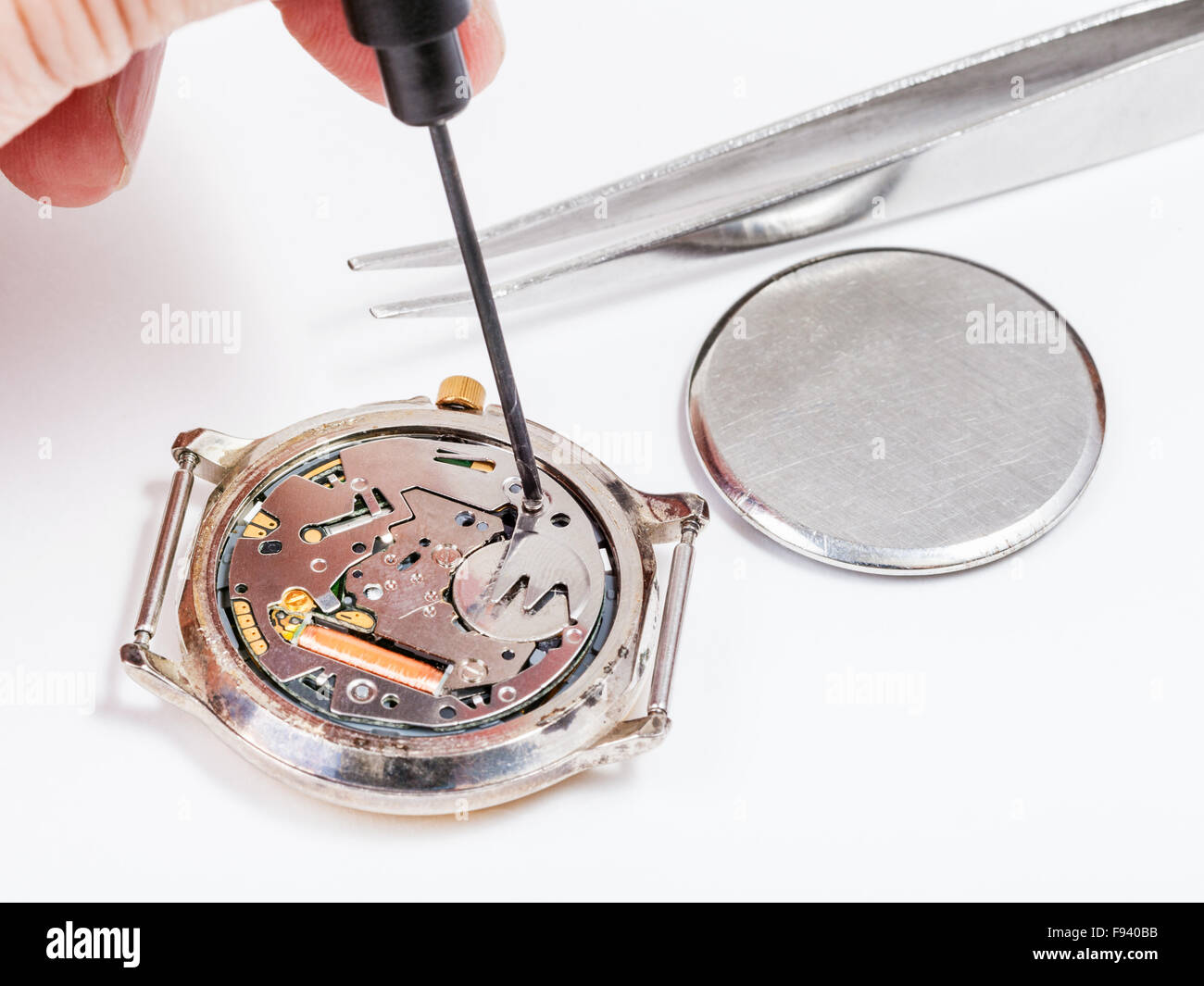 Réparation de montre - watch réparateur remplace en batterie montre-bracelet quartz close up Banque D'Images