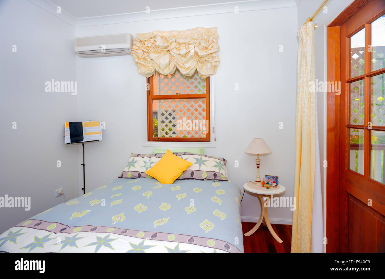 Petite chambre confortable avec un lit double avec un pastel de ... Petite chambre confortable avec un lit double avec un pastel de ...
