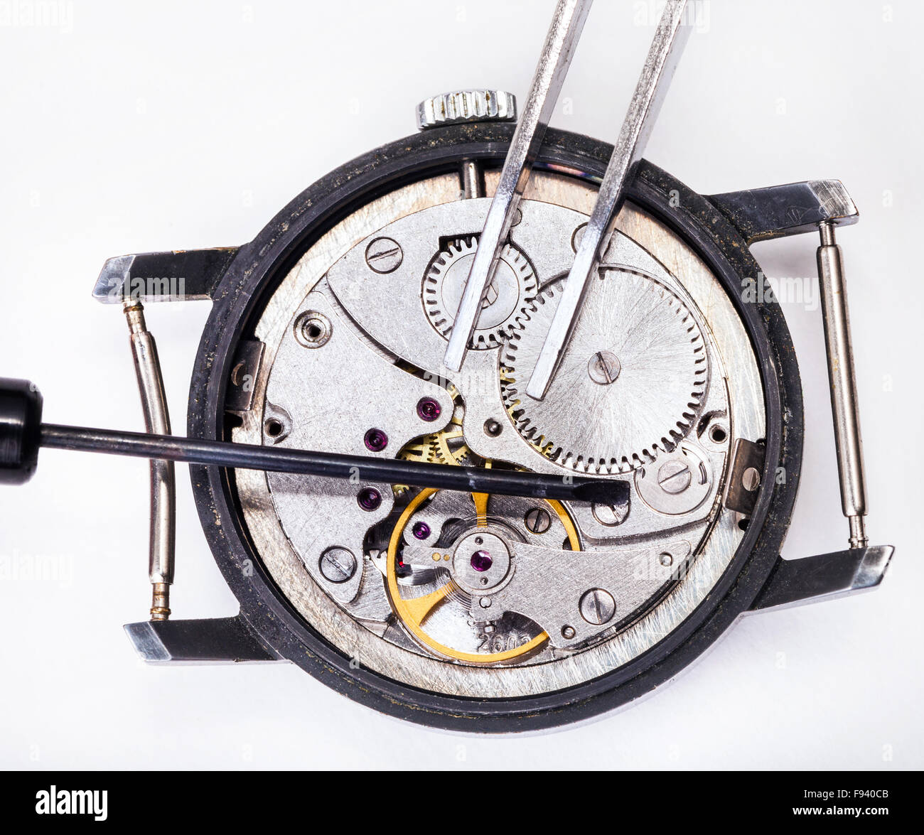Réglage de la montre-bracelet mécanique ancienne - vue ci-dessus de  tournevis et d'une pincette sur open watch réparé Photo Stock - Alamy