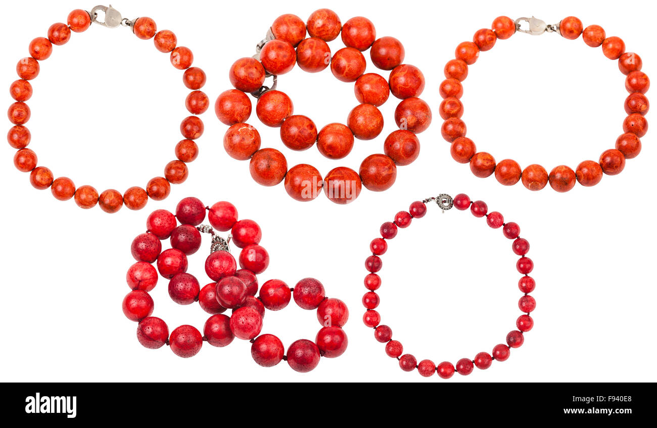 Ensemble de colliers de perles de corail rouge isolé sur fond blanc Banque D'Images