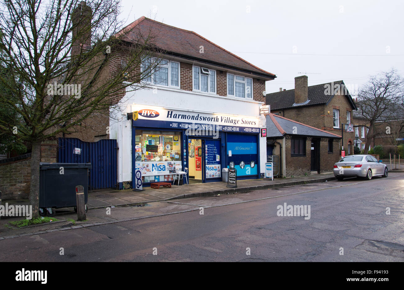 Harmondsworth Village Stores à Harmondsworth un ancien village menacé de destruction en raison de l'expansion de l'aéroport de Heathrow Banque D'Images