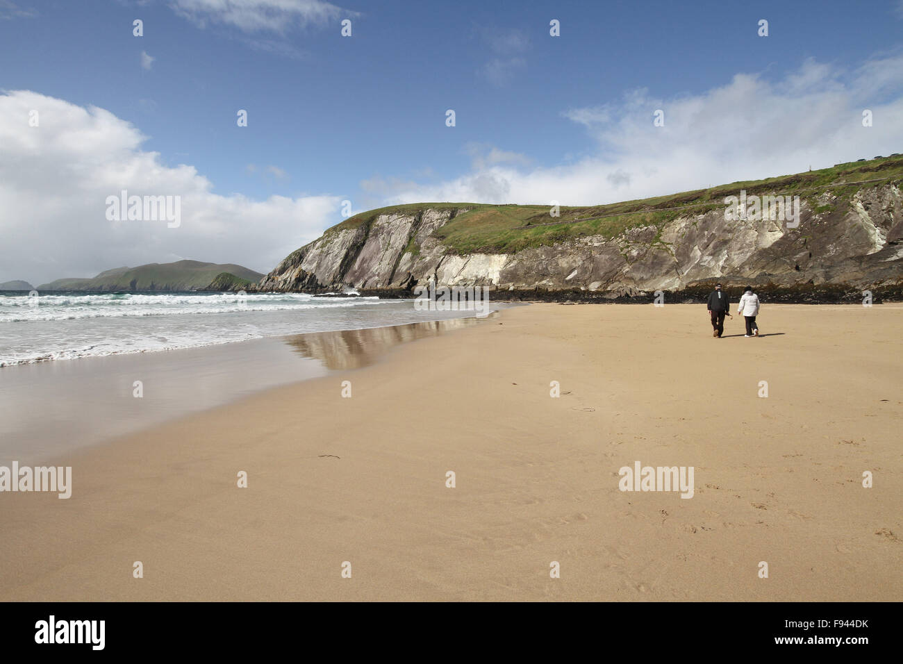 Personnes marchant sur une longue plage de sable sur la côte ouest de l'Irlande - Coumeenoole beach à Dunmore Head, comté de Kerry, Irlande. Banque D'Images