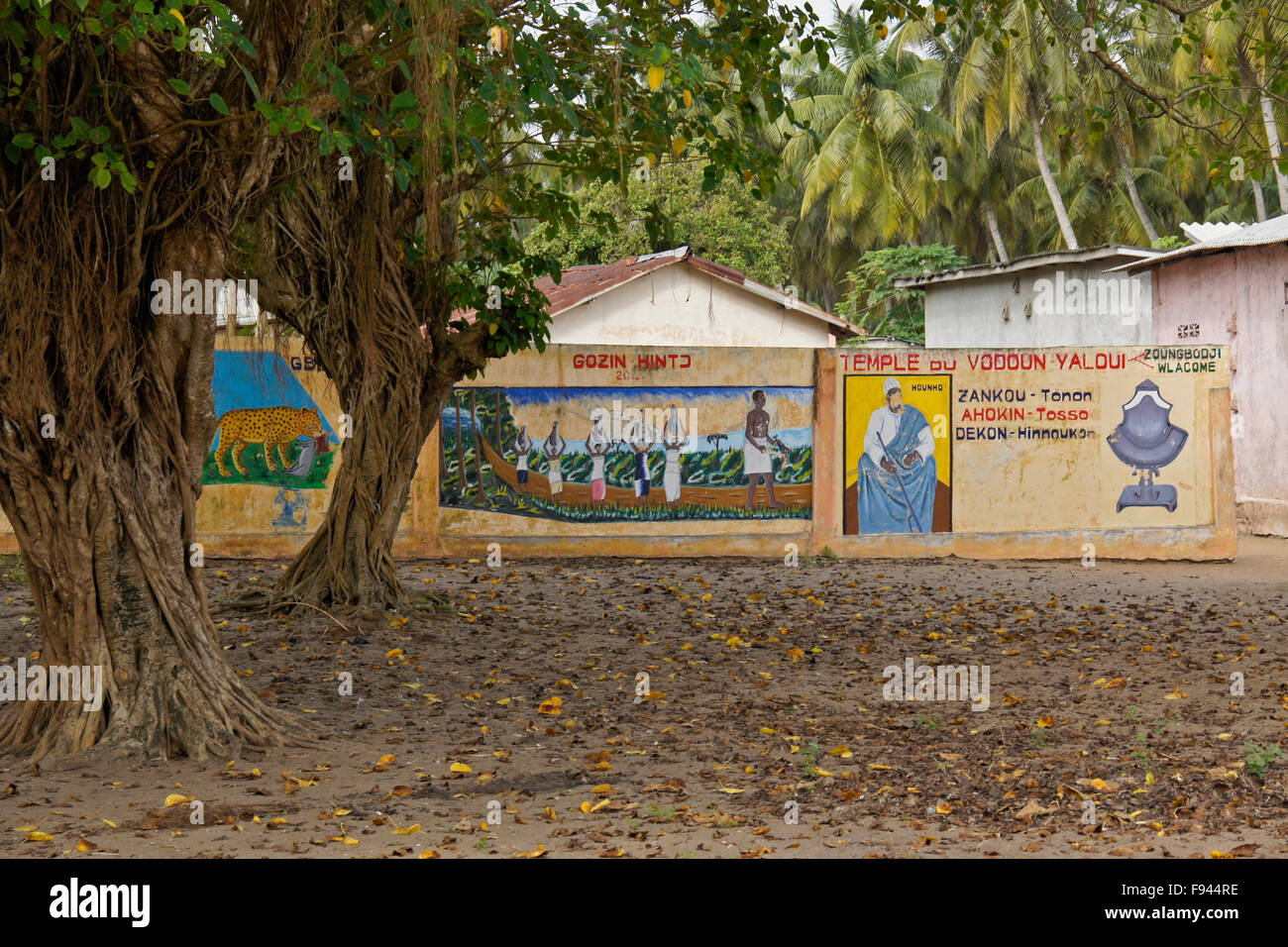 Yaloui vodoun (temple vaudou) sur la Route des esclaves (Slave), Ouidah ...