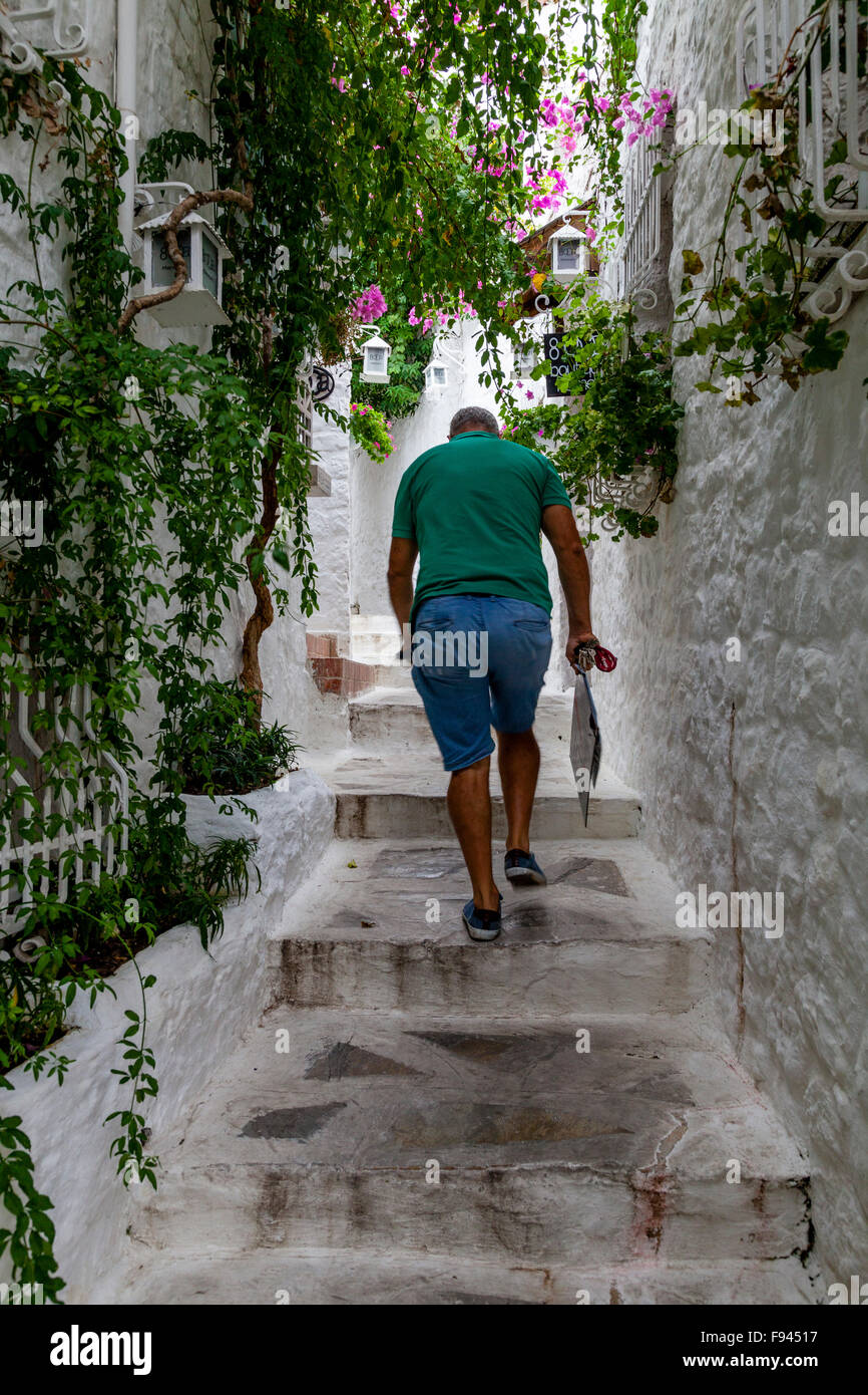 Un homme marche dans les rues de la vieille ville de Marmaris, Marmaris, Turquie Banque D'Images