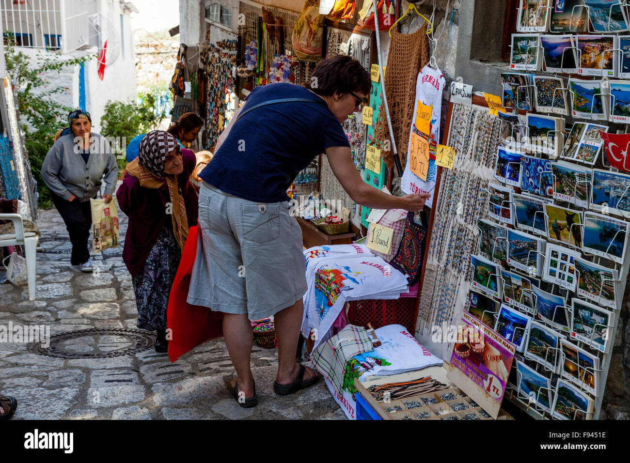 Les touristes d'acheter des souvenirs dans une boutique de cadeaux dans la vieille ville de Marmaris, Province de Mugla, Turquie Banque D'Images