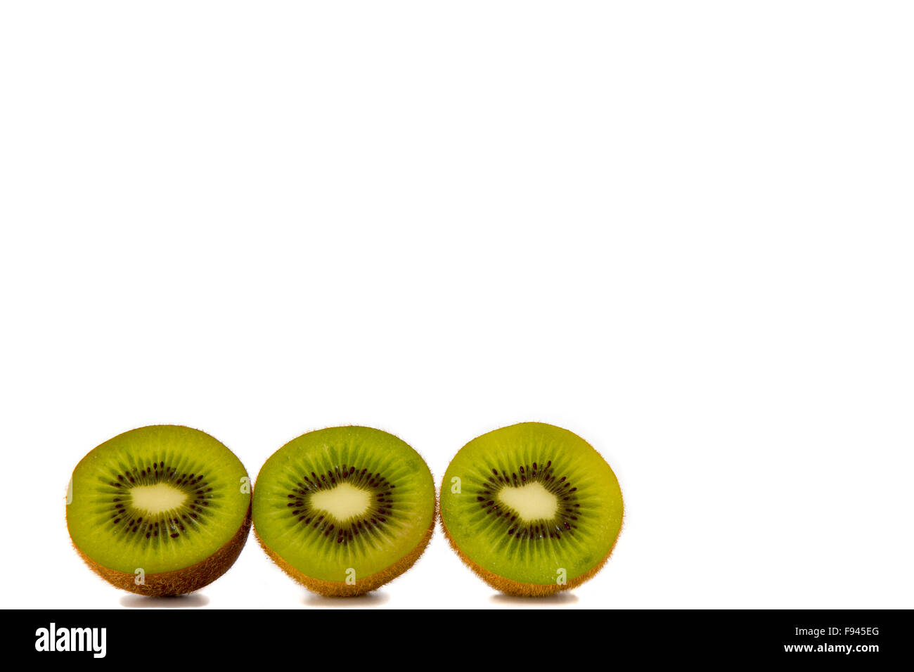 Couper 3 demi-kiwi sur fond blanc Banque D'Images
