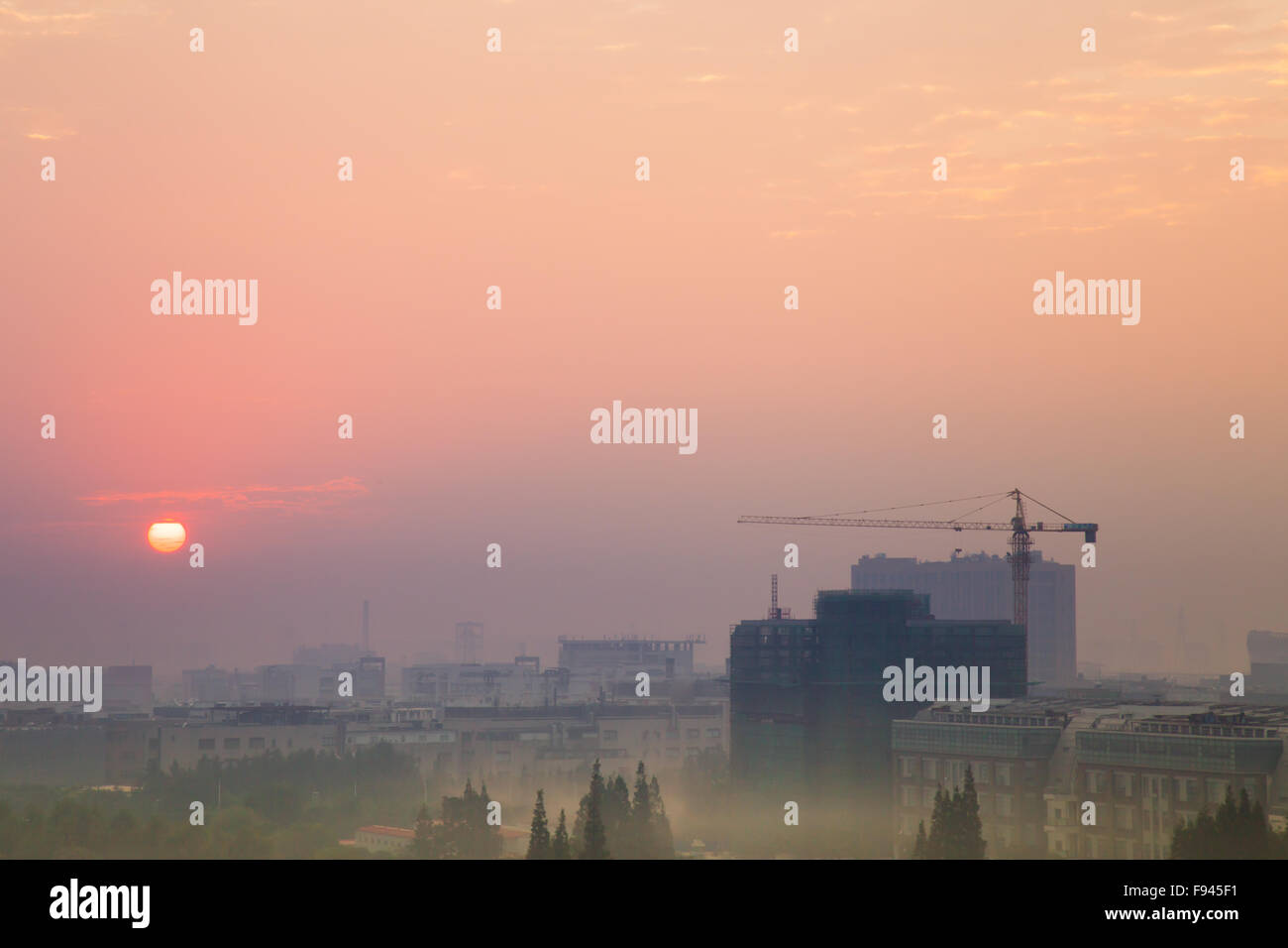 Lever du soleil à Shanghai le jour brumeux avec le smog Banque D'Images
