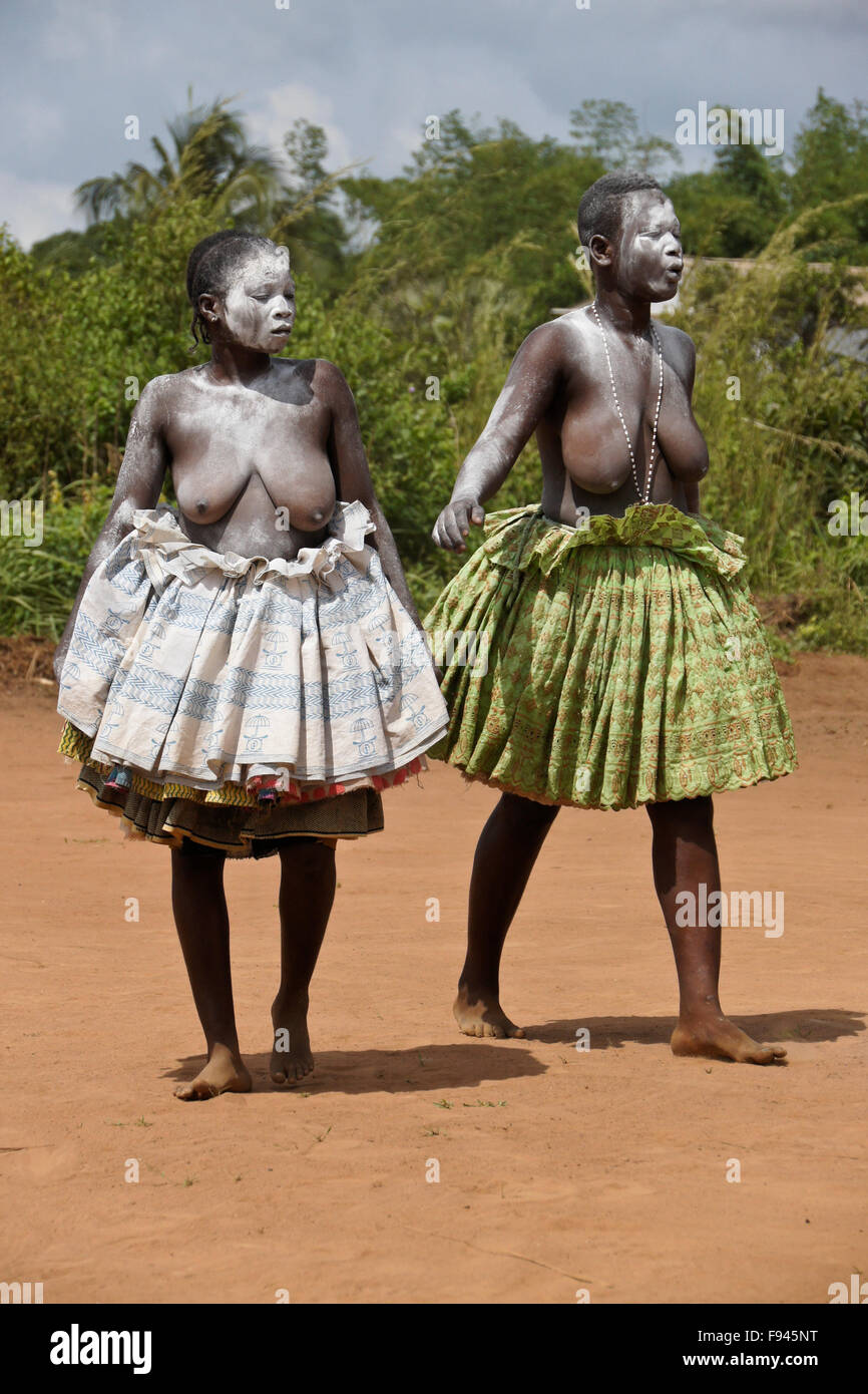 Vaudou (voodoo) Cérémonie pour Gambada divinité, où deux femmes sont possédés par un esprit, village près d'Abomey, Bénin Banque D'Images