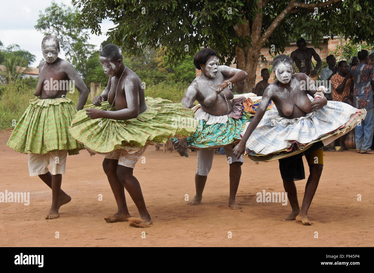 Vaudou (voodoo) Cérémonie pour Gambada divinité, où les femmes sont possédés par un esprit, village près d'Abomey, Bénin Banque D'Images