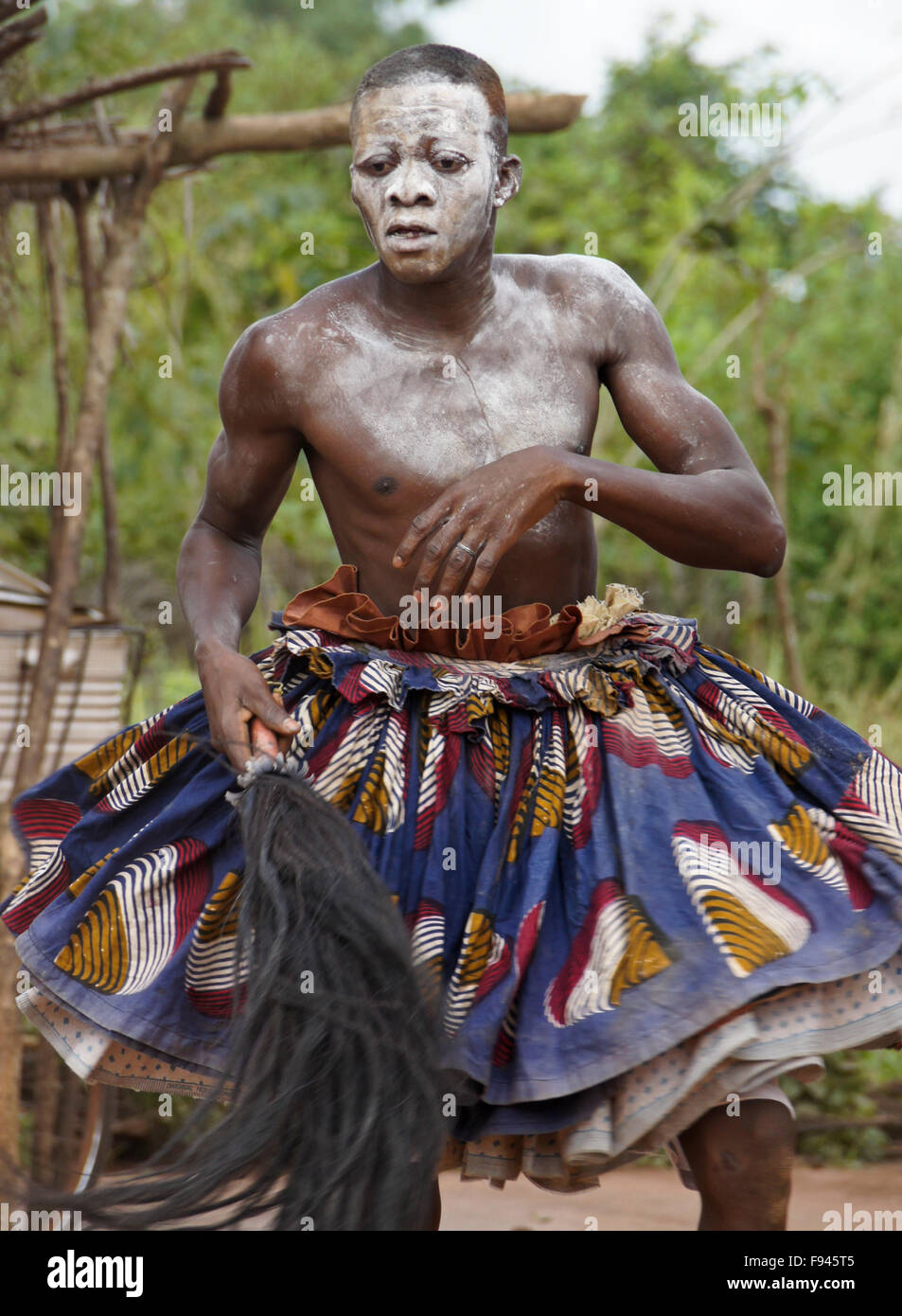 Vaudou (voodoo) Cérémonie pour Gambada divinité, où cet homme est possédé par un esprit, village près d'Abomey, Bénin Banque D'Images
