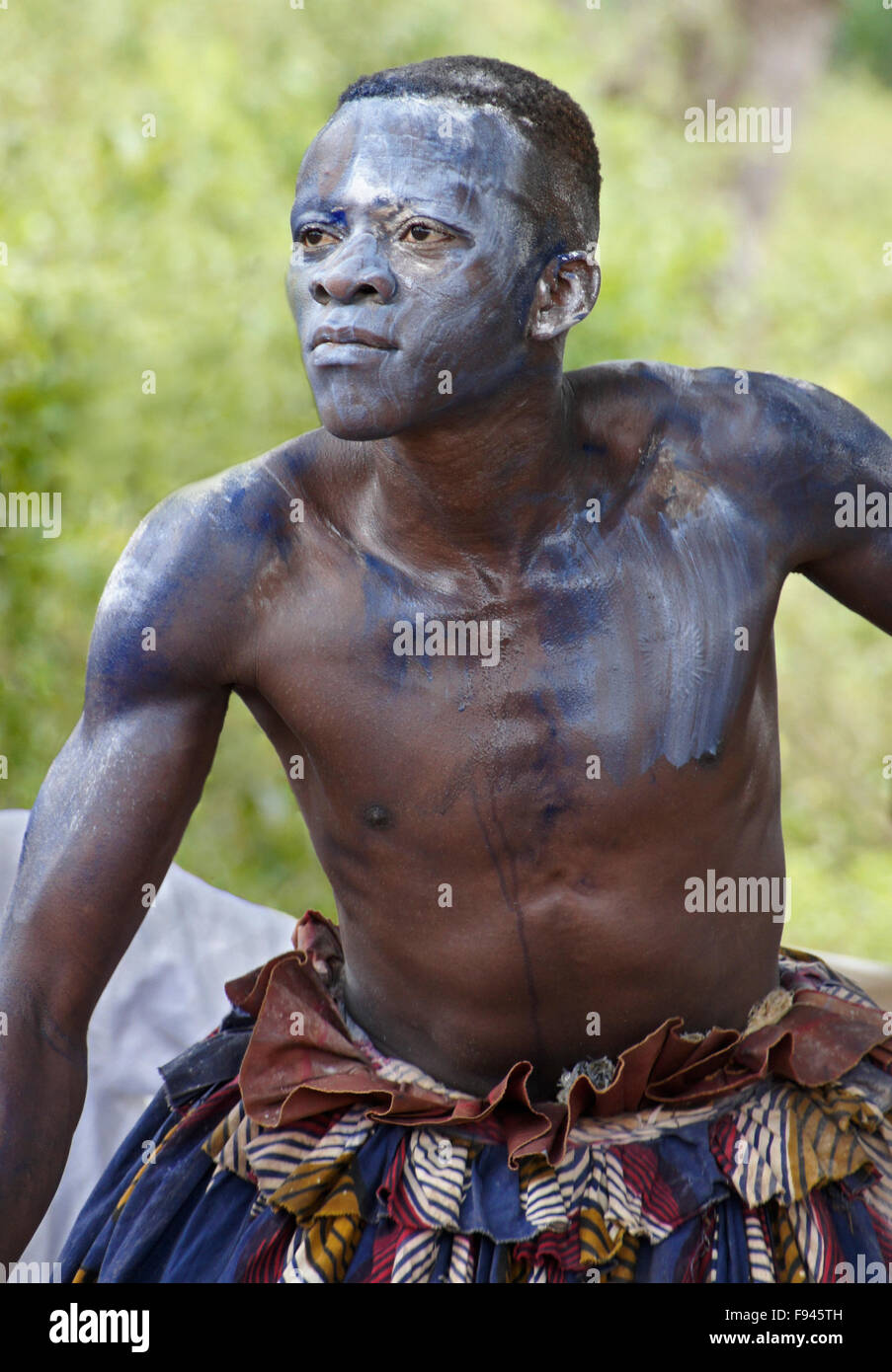 Vaudou (voodoo) Cérémonie pour Gambada divinité, où cet homme est possédé par un esprit, village près d'Abomey, Bénin Banque D'Images