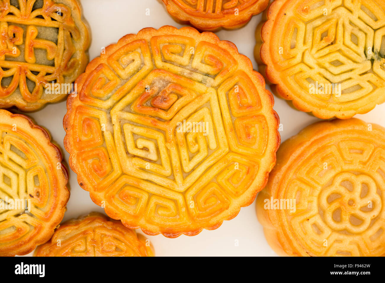 Mooncakes chinois vue d'en haut disposées sur une plaque blanche Banque D'Images