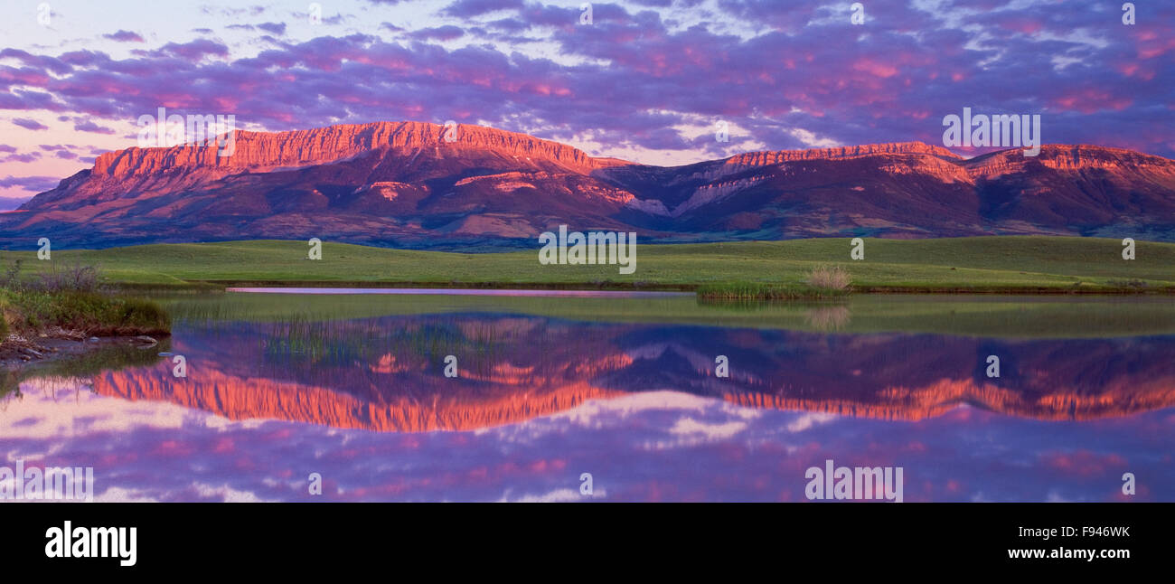 panorama du lever du soleil sur le lac en pierre et le récif du château le long du front de montagne rocheux près de choteau, montana Banque D'Images
