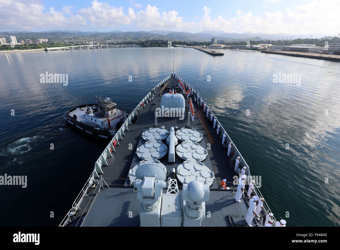 New York, USA. 13 Décembre, 2015. Une flottille de la Chinese People's Liberation Army Navy arrive à Pearl Harbor pour cinq jours de visite amicale à Hawaï, aux États-Unis, le 13 décembre 2015. Les navires en visite : le destroyer "Shanghai", la frégate 'Yiyang' et l'offre complète navire 'Qiandaohu'. © Zeng Tao/Xinhua/Alamy Live News Banque D'Images