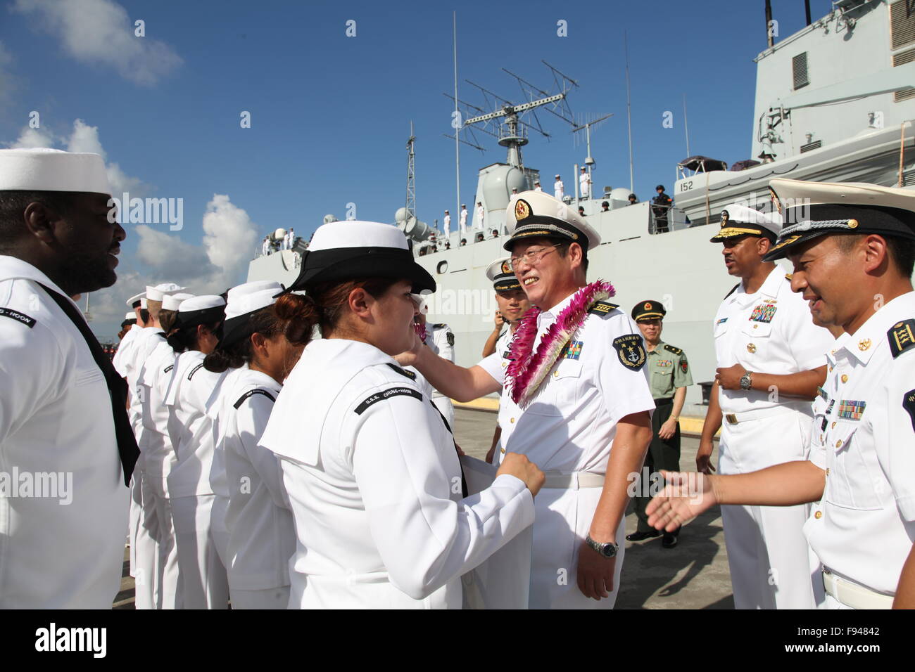 New York, USA. 13 Décembre, 2015. Les dirigeants d'une flotille de la Chinese People's Liberation Army Navy sont accueillis à Pearl Harbor à Hawaï, aux États-Unis, le 13 décembre 2015. La flottille de l'Armée de libération du peuple chinois, qui comprend le destroyer "Shanghai", la frégate 'Yiyang' et le navire de ravitaillement complet "Qiandaohu", est arrivé à Pearl Harbor le dimanche pour une visite amicale de cinq jours. © Xue Ying/Xinhua/Alamy Live News Banque D'Images