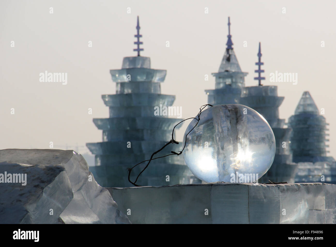 Boule de glace en face de bâtiments de glace de Harbin en Chine Banque D'Images