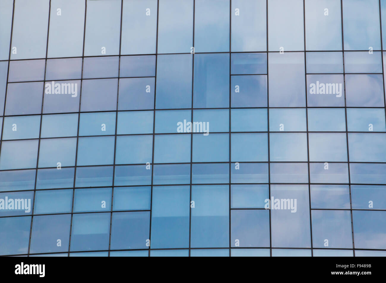 Fenêtres bleues d'un immeuble de bureaux en raison de nuages Banque D'Images