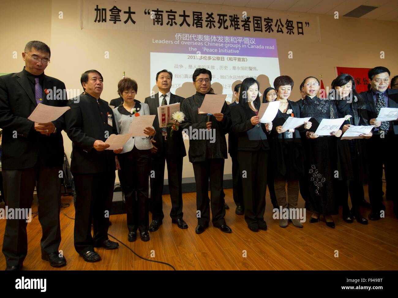 Toronto, Canada. 13 Décembre, 2015. Les gens assistent à un mémorial pour les victimes le massacre de Nanjing, à Toronto, Canada, le 13 décembre 2015. Troupes de l'envahisseur japonais capturés Nanjing, alors capitale de la Chine, le 13 décembre, 1937 et tué 300 000 personnes non armées à un massacre de plus d'un mois. © Zou Zheng/Xinhua/Alamy Live News Banque D'Images