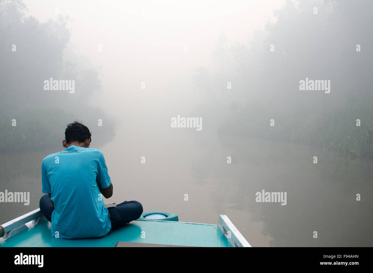 Sur la rivière à partir de la fumée des incendies de forêt, illégale de Kalimantan, Bornéo, Indonésie Banque D'Images